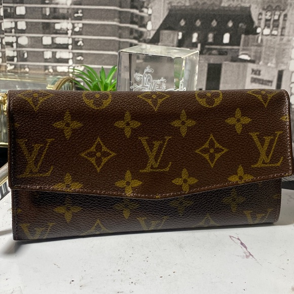 Authentic Rare Vintage Louis Vuitton Monogram Sarah Wallet - Picture 16 of 16